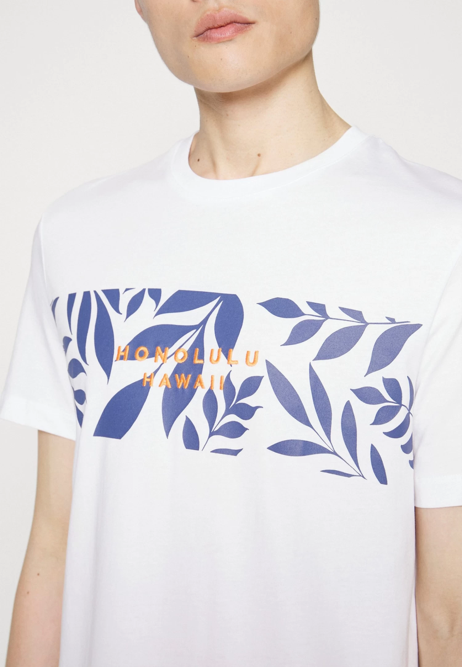 Pier One Leaf Chest Print Tee- Camiseta Estampada - White 6 Pier One Leaf Chest Print Tee- Camiseta Estampada - White - Imagen 6