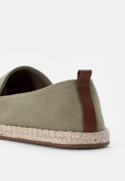 Pier One Rena Espadrille Unisex - Alpargatas - Olive -Pier One 8b1ef3dce9d344a08d816af96a53324d scaled