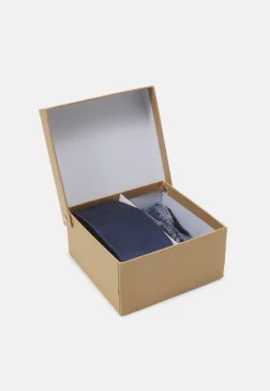 Pier One Set - Corbata - Dark Blue 12 Pier One Set - Corbata - Dark Blue -Pier One 9f0c9c901ffb47ccaba643bd0838aa41 scaled