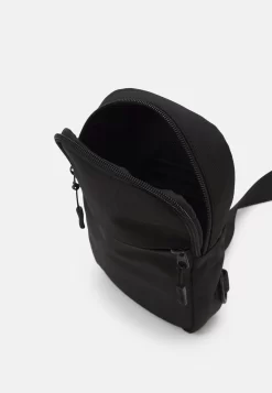 Pier One Riñonera - Black 8 Pier One Riñonera - Black -Pier One c75c8bdf8b8541419b96d7dba0f5d743 scaled