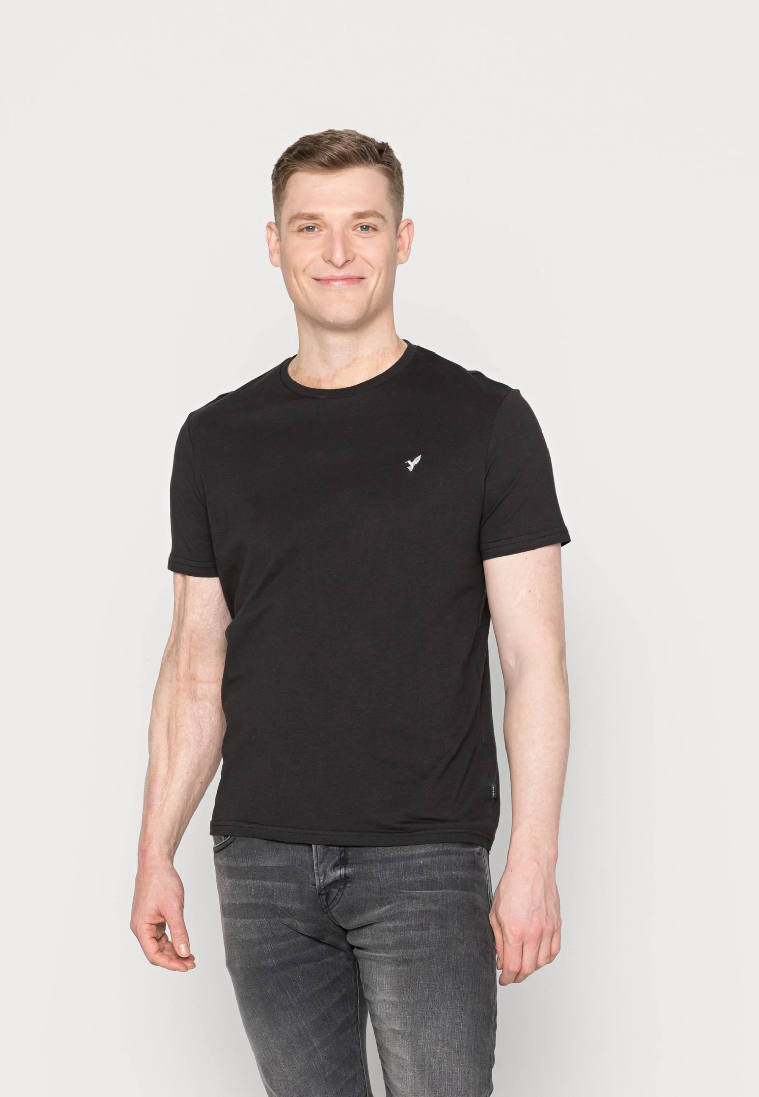 Pier One 5 Pack - Camiseta Básica - White/Green/Bordeaux/Black/Beige 4 Pier One 5 Pack - Camiseta Básica - White/Green/Bordeaux/Black/Beige - Imagen 4